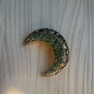 Vintage Crescent Moon Brooch Pin
Crushed Green Stone Gold Tone
Milgrain Estate